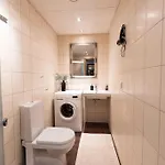Modern & Cozy Place In The Very Heart Of شقة تالين